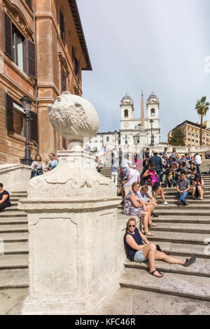 Touristen sitzen auf die Spanische Treppe, Rom, Italien Stockfoto