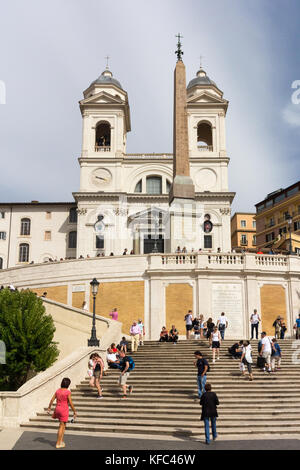 Touristen sitzen auf die Spanische Treppe, Rom, Italien Stockfoto