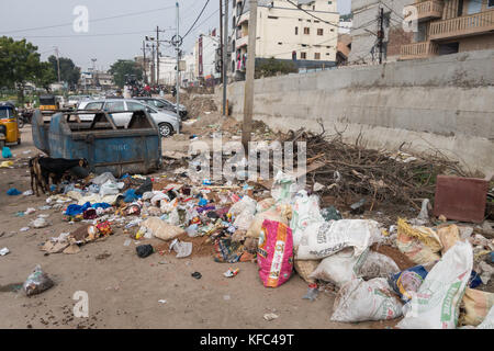 HYDERABAD, Indien - Oktober 22,2017. Nicht abgerechnete Müll liegen neben einem offenen Abwasserkanal in der unteren Mittelklasse Nachbarschaft in Hyderabad, Indien. Stockfoto