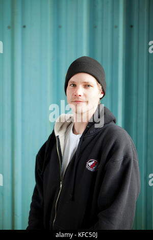 USA, Alaska, Porträt junger stattlicher Mann, Gregory, in städtischen Kleidung direkt auf Sie Stockfoto