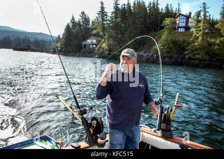 Usa, Alaska, Ketchikan, tony Kapitän tendenziell seine Zeilen beim Angeln die behm Canal in der Nähe von Clarence straight, knudsen Bucht entlang der tongass verengt Stockfoto