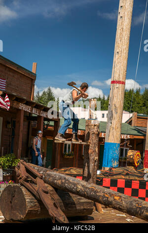 Usa, Alaska, Ketchikan, ein Mann konkurriert, um zu sehen, wie schnell er Hacken kann einem Baumstumpf während der Great Alaskan Holzfäller Show Stockfoto