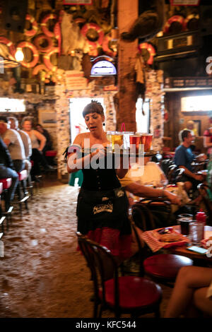 Usa, Alaska, Juneau, Personen sammeln und speisen Sie im Inneren des Red Dog Saloon in der Innenstadt von Juneau Stockfoto