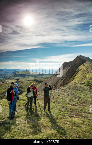 Usa, Alaska, Denali, Denali Nationalpark, Einzelpersonen um die alaskische backcountry mit erfahrenen lokalen Naturforscher Jeffery ottners während erkunden Stockfoto