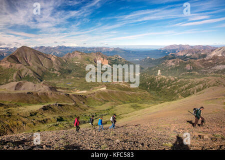 Usa, Alaska, Denali, Denali Nationalpark, Einzelpersonen um die alaskische backcountry mit erfahrenen lokalen Naturforscher Jeffery ottners während erkunden Stockfoto