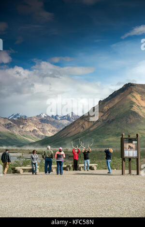 Usa, Alaska, Denali, Denali Nationalpark, Gäste posieren für Fotos während einer Pause auf der Wildlife drive anzeigen Rundgang durch den Park Stockfoto