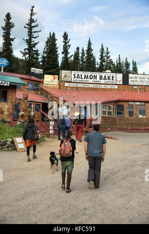Usa, Alaska, Denali Nationalpark, nach dem Wildlife drive Besichtigungstour ist über viele Gäste zu den Salmon Bake Restaurant und Bar im denali Kopf Stockfoto