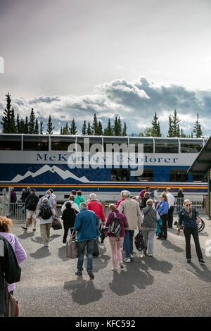 Usa, Alaska, Denali Nationalpark, dem Mckinley Explorer bietet Platz für 86 bis 88 Passagiere in der oberen Ebene Dome bietet eine 360 Grad Aussicht, diese Pa Stockfoto