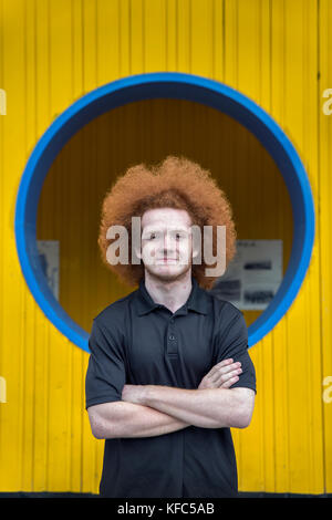 Usa, Alaska, Anchorage, lokale Mitchell stellt gegen eine bunte Wand in der Innenstadt von achorage Stockfoto