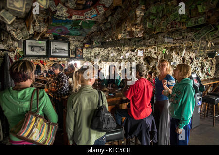 Usa, Alaska, Homer, China poot Bay, die Kachemak Bucht, Innenseite der Salty Dog Saloon auf Homer spit Stockfoto