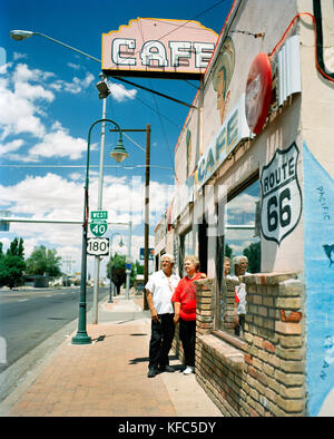 Usa, Arizona, Holbrook, Senior Paar stehen am Eingang der Route 66 Cafe Stockfoto