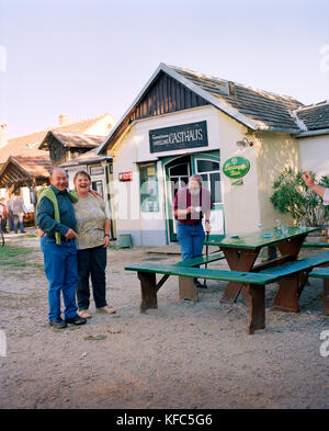ÖSTERREICH, Mönch, Mäzen des Gasthauses, das Café im Dorf Museum, Burgenland Stockfoto