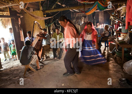 Belize, Punta Gorda, Toledo District, eine Gruppe von Musiker spielen in der maya Dorf von San Jose, Morning Star-Gruppe Stockfoto