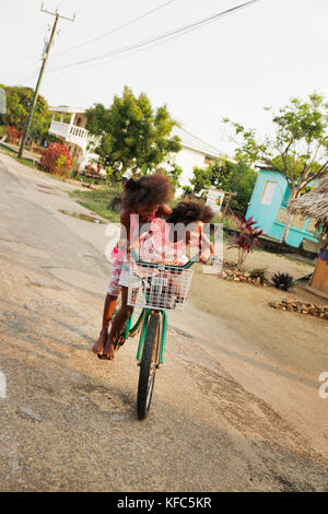 Belize, Hopkins, Radtouren, die mainstreet in Hopkins Stockfoto