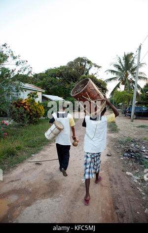 Belize, Hopkins, lebeha Schlagzeuger Ronald willams und Warren martinez Am drumming Zentrum in Hopkins, Sieger der Schlacht der Trommeln Stockfoto