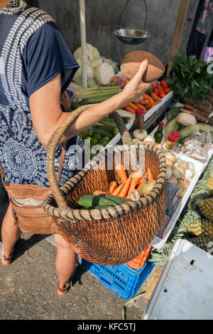 Belize, Punta Gorda, Toledo, Gäste Belcampo Belize Lodge übernachten und Jungle Farm auf dem lokalen Markt in Punta Gorda klicken Sie frisches Gemüse zu erhalten Stockfoto