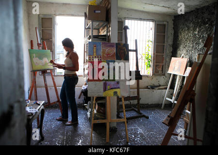 Brasilien, Rio de Janiero, ein Künstler, der vor ihr Arbeit im Paulo D'Altier Galerie Stockfoto