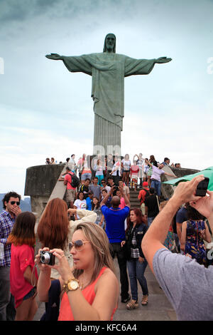 Brasilien, Rio de Janiero, Gruppen von Menschen versammeln sich an der Cristo Redentor (Statue) Stockfoto