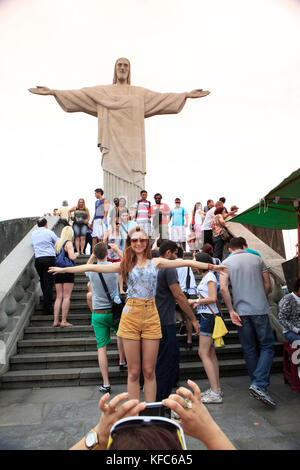 Brasilien, Rio de Janiero, Gruppen von Menschen versammeln sich an der Cristo Redentor (Statue) Stockfoto