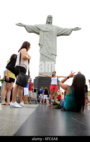 Brasilien, Rio de Janiero, Gruppen von Menschen versammeln sich an der Cristo Redentor (Statue) Stockfoto