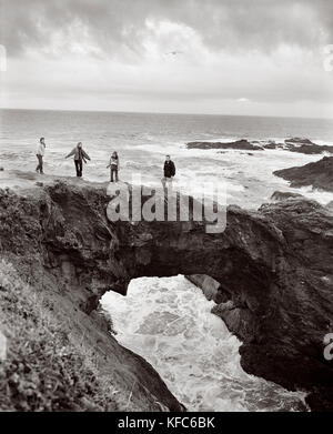 USA, Kalifornien, Familie auf einem Felsen am Meer, Mendocino (B&W) Stockfoto
