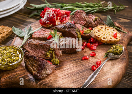 Fleisch Steak mit grünem Pesto Stockfoto