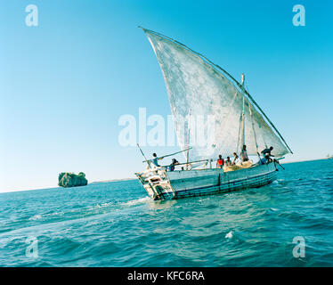 Madagaskar, Passagiere, die auf Segelboot über den Kanal von Mosambik, anjajavy Stockfoto