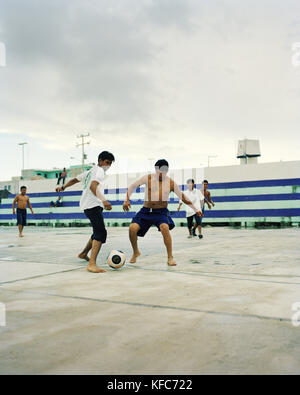 Mexiko, Riviera Maya, Halbinsel Yucatan, junge Männer Fußball in der Stadt von akumal spielen Stockfoto