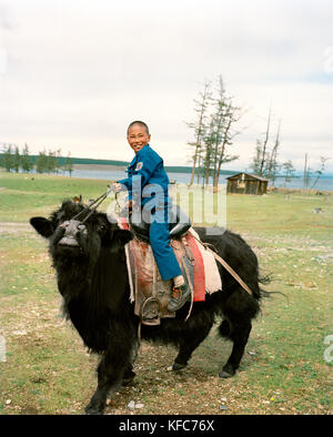 Die Mongolei, Batkhuu's Home in der Nähe von khuvsgul See, Porträt eines lächelnden jungen Reiter ein Yak, khuvsgul Nationalparks Stockfoto
