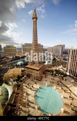 Usa, Nevada, Las Vegas, der Eiffelturm als von einer Suite im Paris Las Vegas Hotel and Casino gesehen, sin city Stockfoto