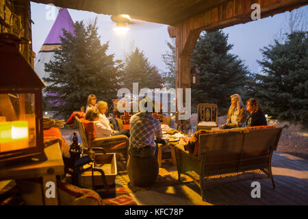 USA, Nevada, Brunnen, den Gästen eine Mahlzeit zusammen genießen Mustang Monument, einer nachhaltigen Luxus Eco Resort und für wilde Pferde erhalten, Speichern Stockfoto