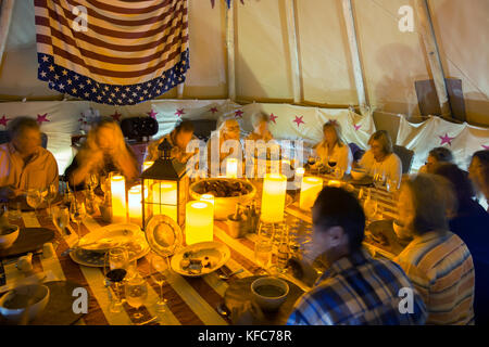 USA, Nevada, Brunnen, den Gästen eine Mahlzeit zusammen genießen Mustang Monument, einer nachhaltigen Luxus Eco Resort und für wilde Pferde erhalten, Speichern Stockfoto
