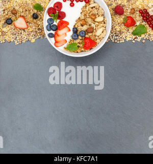 Müsli Frühstück Obst Joghurt Erdbeeren Getreide Beeren Schüssel schiefer Square copyspace Draufsicht von oben Stockfoto