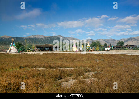 USA, Nevada, Brunnen, bunten Tipis sind alle über Mustang Monument, einer nachhaltigen Luxus Eco Resort verstreut und für wilde Pferde erhalten, selbstklebendes Vinyl Stockfoto