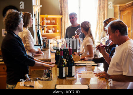 Usa, Oregon, Willamette Valley, erleben die Gäste eine Weinprobe auf dem Weingut Domaine serene, Dayton Stockfoto