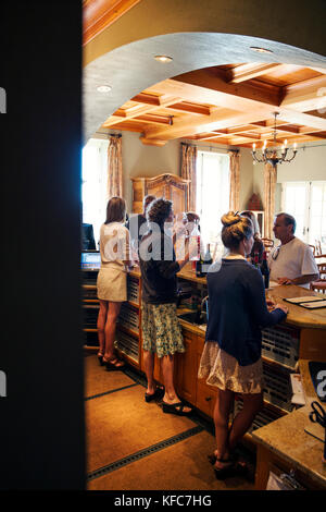 Usa, Oregon, Willamette Valley, erleben die Gäste eine Weinprobe auf dem Weingut Domaine serene, Dayton Stockfoto