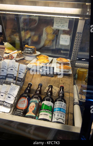 USA, Oregon, Willamette Valley, Speisen und Getränke zum Verkauf am Roten Hügel Markt in Dundee Stockfoto