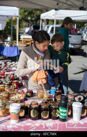 Usa, Oregon, Ashland, einer Frau und ihrem Sohn geschmack Stau an der Pennington farmen Booth, der Rogue Valley Winzer und Kunsthandwerker Markt Stockfoto