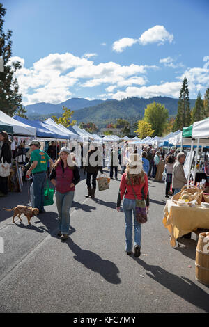 Usa, Oregon, Ashland, Menschen schlendern durch die rogue valley Winzer und Kunsthandwerker Markt Stockfoto