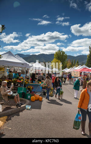 Usa, Oregon, Ashland, Menschen schlendern durch die rogue valley Winzer und Kunsthandwerker Markt Stockfoto