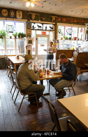 Usa, Oregon, imnaha, Cowboys todd Nash und Cody Ross Mittagessen im imnaha Store und Taverne, nordostoregon Stockfoto