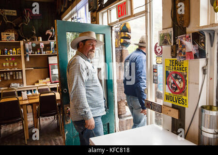 Usa, Oregon, imnaha, Cowboys todd Nash und Cody Ross Mittagessen in der Taverne imnaha Speichern und Verlassen, im Nordosten Oregon Stockfoto