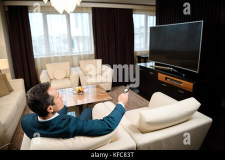 Geschäftsmann Fernsehen Stockfoto