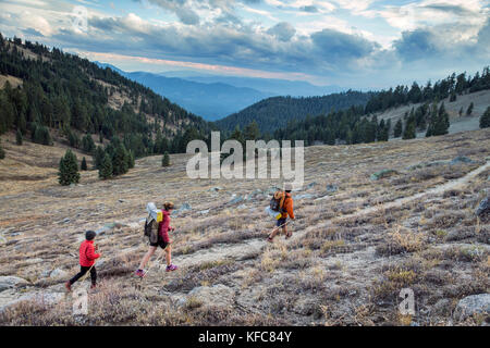 Usa, Oregon, Ashland, 6 Jahr alte christliche Rego aka Buddy backpacker Wanderungen ein Abschnitt des Pacific Crest Trail in der Nähe von Ashland Oregon mit seiner Mama Andre Stockfoto