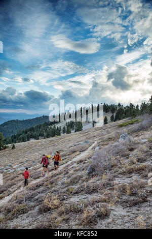 Usa, Oregon, Ashland, 6 Jahr alte christliche Rego aka Buddy backpacker Wanderungen ein Abschnitt des Pacific Crest Trail in der Nähe von Ashland Oregon mit seiner Mama Andre Stockfoto