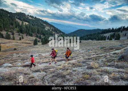 Usa, Oregon, Ashland, 6 Jahr alte christliche Rego aka Buddy backpacker Wanderungen ein Abschnitt des Pacific Crest Trail in der Nähe von Ashland Oregon mit seiner Mama Andre Stockfoto