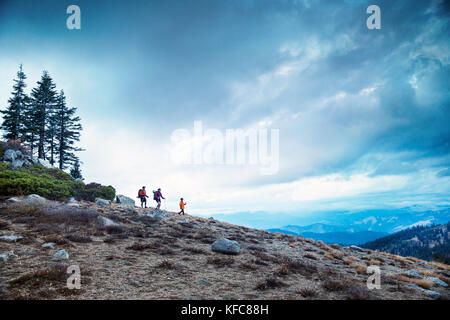 Usa, Oregon, Ashland, 6 Jahr alte christliche Rego aka Buddy backpacker Wanderungen ein Abschnitt des Pacific Crest Trail in der Nähe von Ashland Oregon mit seiner Mama Andre Stockfoto