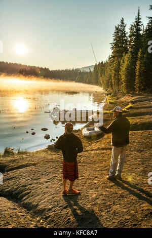 Usa, Oregon, Paulina Lake, braun Cannon, ein Fischer und seinen Sohn zu Fisch aus der Küstenlinie vorbereiten Stockfoto