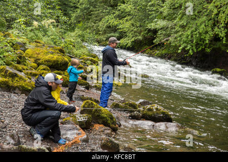 Usa, Oregon, Santiam River, braun Cannon, Jungen lernen, wie man Fisch auf der Santiam River im willamete National Forest Stockfoto