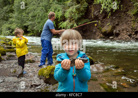 Usa, Oregon, Santiam River, braun Cannon, ein kleiner Junge aus, die den Fisch, den er in der santiam River gefangen Stockfoto
